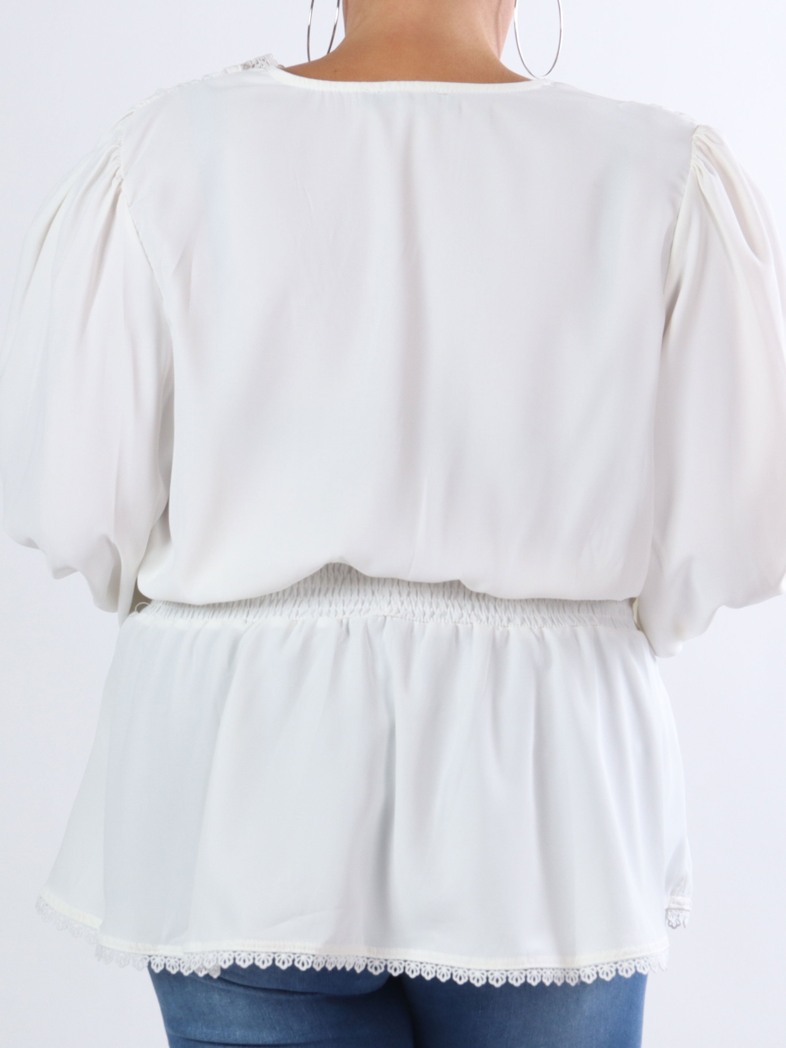 Natasha - Plus size top med blondedetaljer og smock